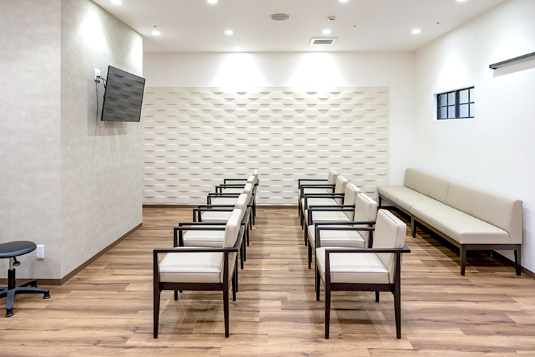 医療法人和田美也内科クリニック 福岡市東区 木目調を基調とした、上質で落ち着きのある院内