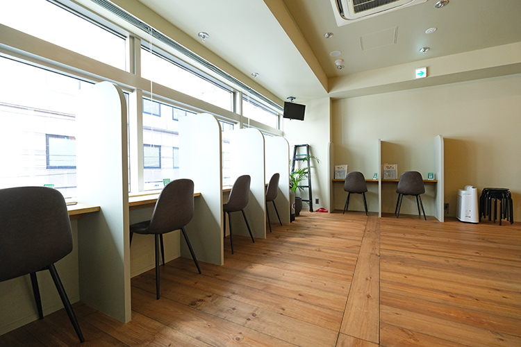 Мental＆Sleepクリニック 福岡市博多区 木目調で落ち着いた空間となっている
