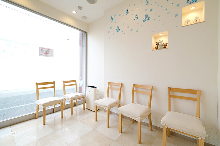 立石ファミリー歯科 葛飾区 スタッフが作製した院内の装飾が映える落ち着く院内