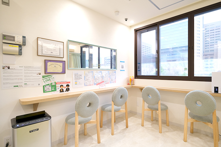 お茶の水橋交番横クリニック 千代田区 忙しい人でも受診しやすいよう、平日20時まで診療を行う