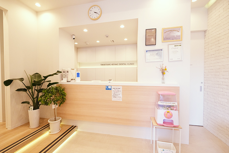 高槻けやき歯科・矯正歯科 高槻市 笑顔が印象的なスタッフが受けつけを行ってくれる