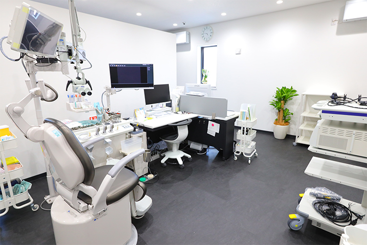 上所歯科耳鼻科 新潟市中央区 耳鼻科診察室。新型ファイバースコープなどの機器を導入している