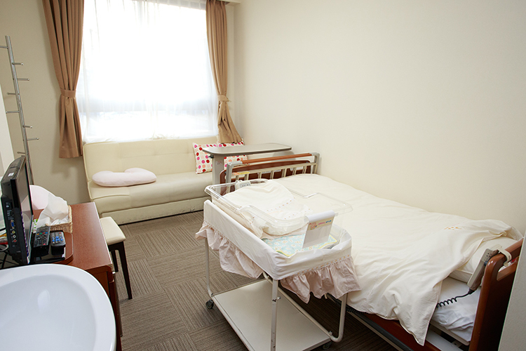 たかばたけウィメンズクリニック 大東市 完全個室でトイレも備えている入院室