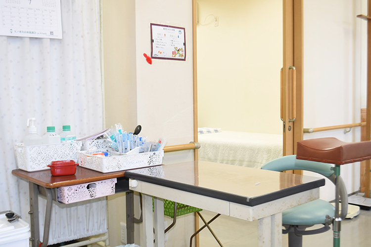 クリニック吉田 橿原市 診察室の奥にはゆったりと過ごせるよう配慮した処置室が