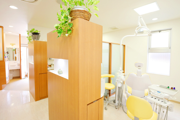 ごとうデンタルクリニック 京都市左京区 診療ユニット。壁で仕切られておりプライバシーに配慮