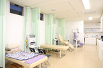 しろうず脳神経外科 糟屋郡新宮町 処置室には検査機器だけでなくウォーターベッドなどの機器もある