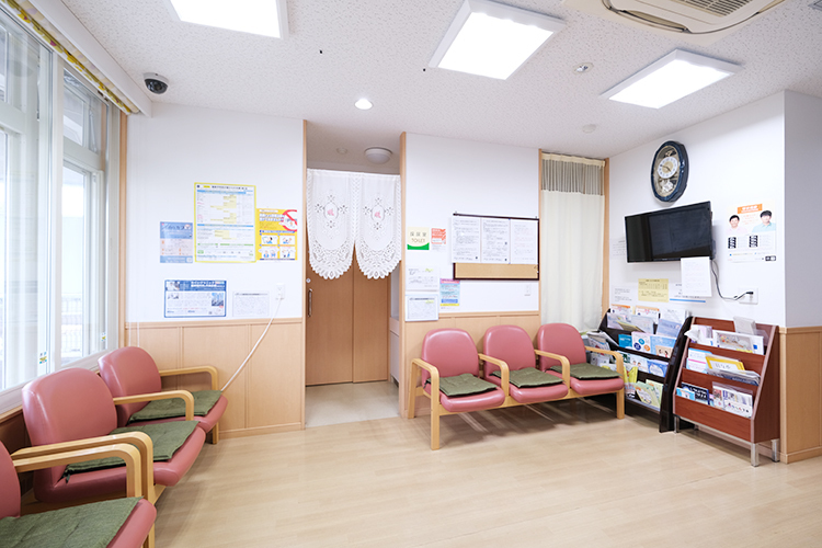 わくいクリニック 我孫子市 清潔感のある空間で、安心して過ごせる待合スペース