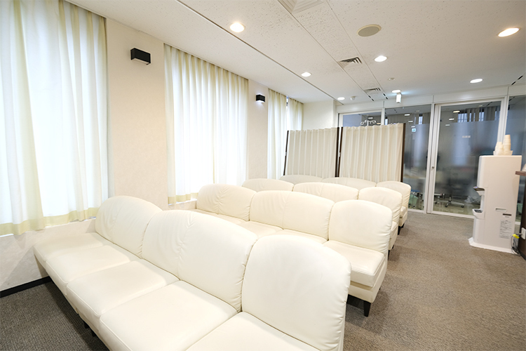 立川ARTレディースクリニック 立川市 広々としてリラックスできる待合室