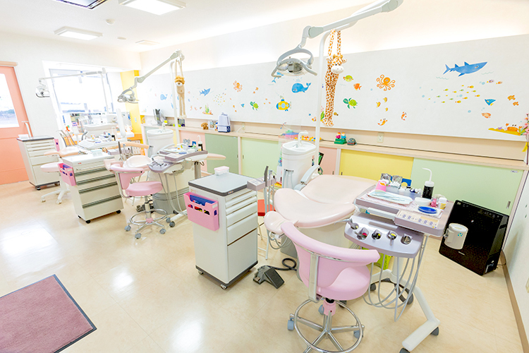 小児歯科さくらクリニック 北九州市小倉南区 ぬいぐるみなども多数ある、かわいいチェア