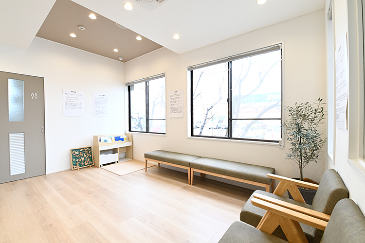ことのはデンタルクリニック 新潟市中央区 ウッドと窓からの光が清潔感を感じる。奥はキッズルーム