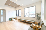 ことのはデンタルクリニック 新潟市中央区 ウッドと窓からの光が清潔感を感じる。奥はキッズルーム