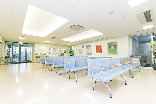 大橋・谷整形外科 岐阜市 広々とした待合室。病室は19床すべて個室で用意されている