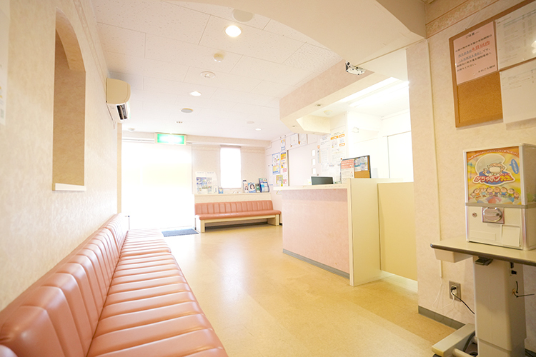 かわごえ眼科 川崎市高津区 待合室が比較的暗めなのも目に良いからと細部までこだわっている