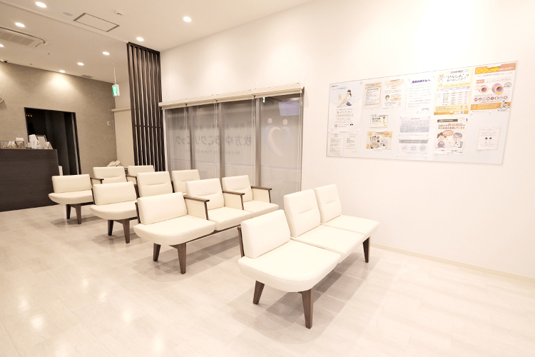 枚方ゆうこクリニック 枚方市 白を基調としており、広々とした待合室