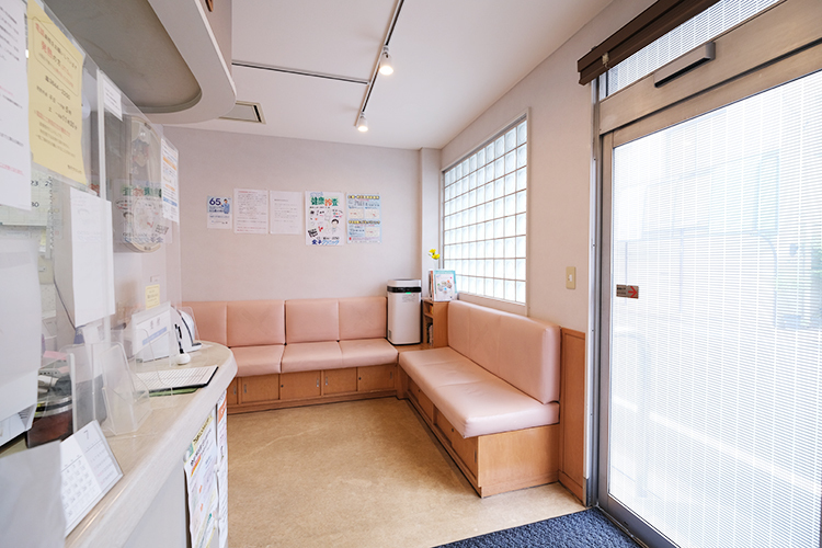 金子クリニック 江東区 子どもから高齢者まで、世代を超えて通う患者が集う待合