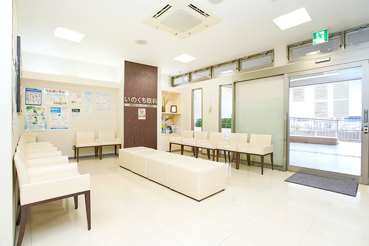 井口眼科 吹田市 明るく広い待合室。視力の低下した人も安心して通いやすい環境