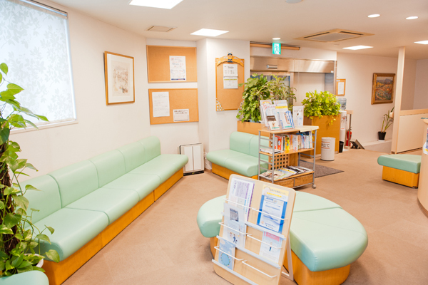 三軒茶屋診療所 世田谷区 待合室は広々としていて日差しが注ぐ。リラックスできる雰囲気だ