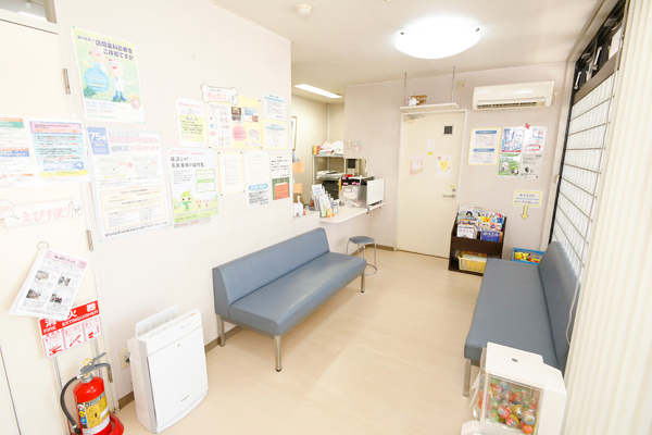 えびす歯科 名古屋市中村区 水槽があり、癒やしのある待合室