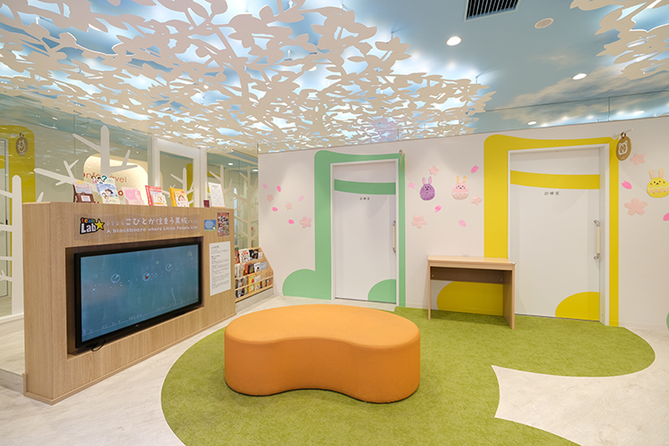 ことびあクリニック 恵比寿院 渋谷区 カラフル色合いがかわいらしい待合室。キッズスペースも併設