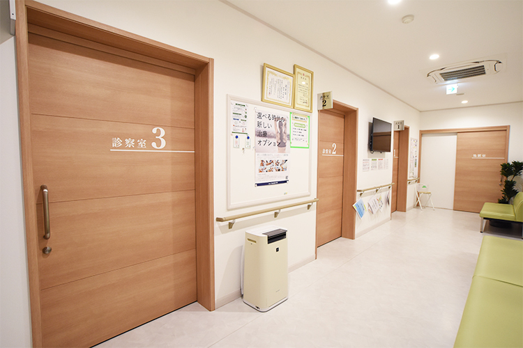 岡田整形外科 新潟市中央区 中待合室の先には、診察室が3部屋