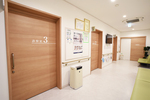 岡田整形外科 新潟市中央区 中待合室の先には、診察室が3部屋