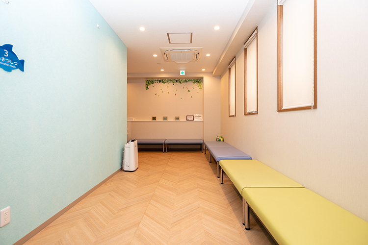 オハナこどもクリニック赤羽 北区 感染・非感染で分離した待合室・診察室を備えている