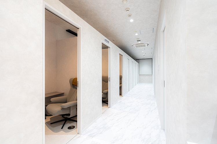 神戸元町みつみや大腸内視鏡内科・肛門外科 神戸市中央区 個室の待合室があり、プライバシーに配慮されている