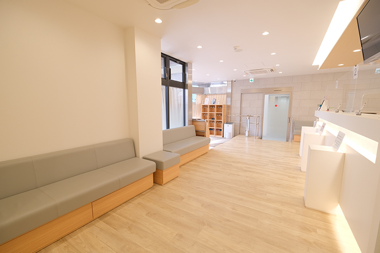 かたおか歯科クリニック 枚方市 広々とした清潔感のある待合で、ゆったりくつろぐことができる
