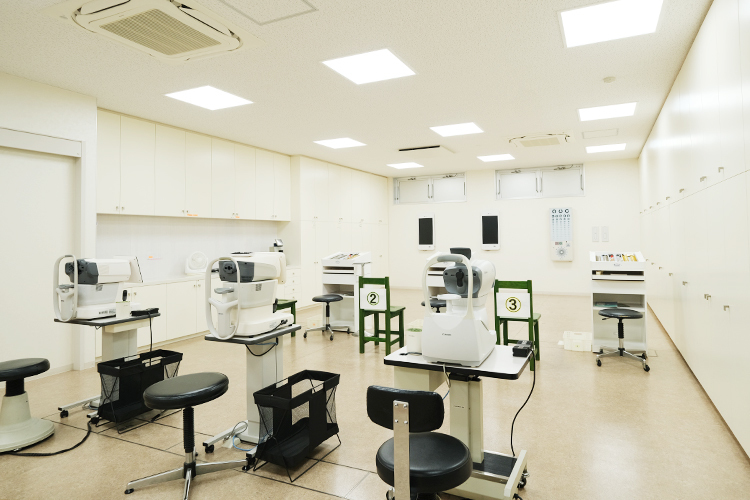 田渕眼科 桑名市 3列の視標を備えた検査室