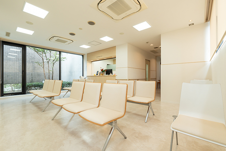 旭街道にしかわ内科クリニック 尾張旭市 白を基調に木目を取り入れた清潔感のある院内