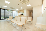 旭街道にしかわ内科クリニック 尾張旭市 白を基調に木目を取り入れた清潔感のある院内