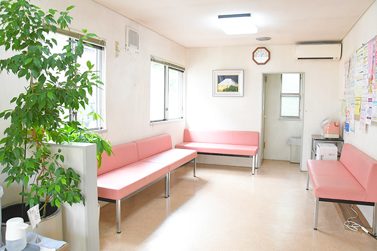 土橋医院 市川市 自然光が差し込み明るい待合室