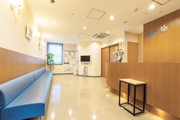 たまい眼科ほのぼのクリニック 名古屋市中区 広々とした待合スペース。待ち時間もゆったりくつろげる