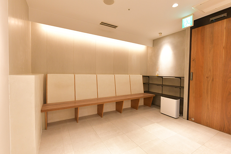 Wellness Dental Clinic 大阪市中央区 モダンな都市型テイストに統一されている院内
