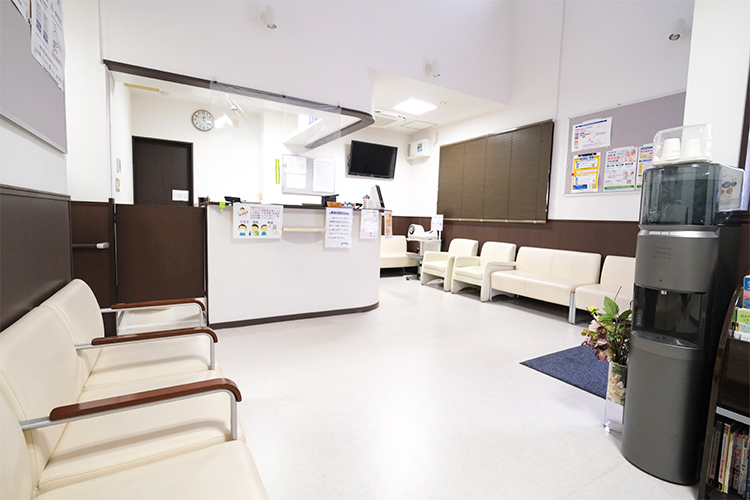 こさか内科クリニック 交野市 院内はバリアフリー設計で、ベビーカーや車いすでの通院に便利