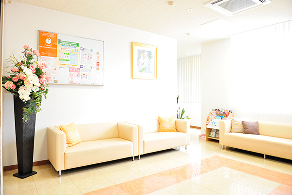 岡村レディースクリニック 東大阪市 診察の時間まで雑誌をソファーで読みながらゆっくりできる待合室