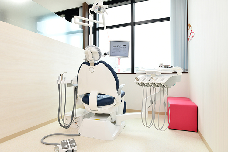 RERA DENTAL CLINIC 流山市 ゆったりとスペースを確保し配置されたユニット