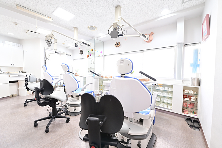 みむら矯正歯科 西東京市 診察室に3台、個室の「印象コーナー」に1台、計4台のユニット