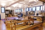 整形外科 スポーツ・栄養クリニック 代官山 渋谷区 広々としたリハビリテーション室には、さまざまな器具が並ぶ