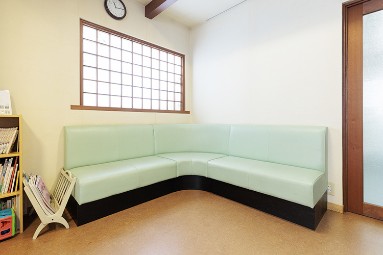 井上歯科医院 相模原市緑区 ゆったりとした雰囲気の待合室