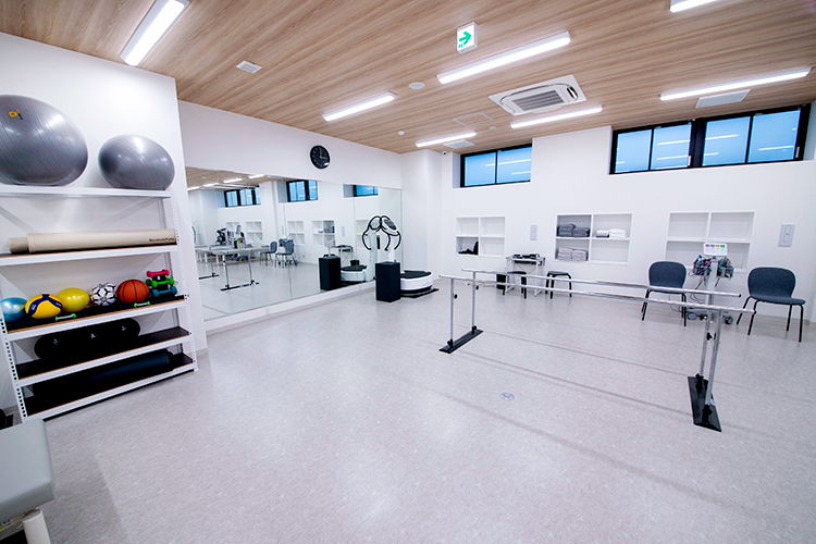 綱島あお整形外科・皮膚科 横浜市港北区 広々としたリハビリテーション室