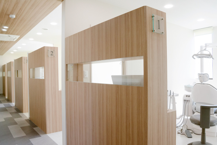 みわた歯科医院 刈谷市 半個室の診療室。個室のカウンセリングルームも備えている