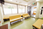 瀬古眼科 千葉市美浜区 子どもから高齢者まで、幅広い世代が訪れる待合スペース