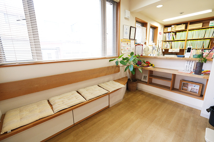 高橋クリニック 大阪市平野区 院内は吉野・川上村の杉材をふんだんに使用し、木の香りが漂う
