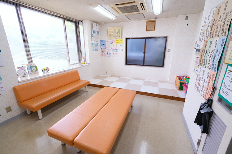 阿部小児科医院 新潟市東区 ゆったり過ごせる待合室の奥に、キッズスペースを設置