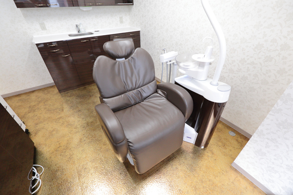 Mori Dental Clinic 港区 診療室。こだわりのあるチェアで、よりリラックスできる