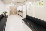 糖尿病・甲状腺 やまだ内科 名古屋市中区 白色を基調とした落ち着いた院内、クラシック音楽が流れる待合室