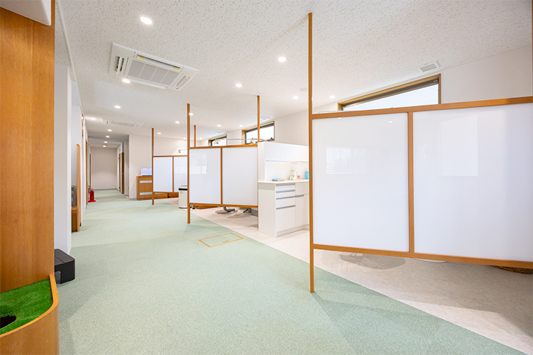 愛歯科高見クリニック 津島市 診療室は広々とした半個室となっている