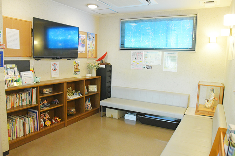 ほりえ歯科医院 印西市 患者の手作り作品や写真が飾られている待合室