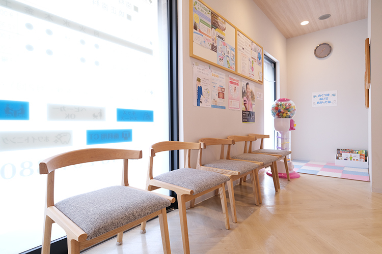 ふくえファミリー歯科 戸塚 川口市 窓から陽光が差し込む、明るく温かな雰囲気の院内